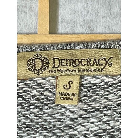 Democracy Sm Distressed Knit Top - Picture 3 of 15